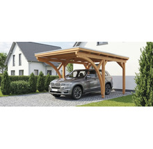 Abri de voiture en bois avec toit plat et poteaux cintrés, avec une voiture garée sur une allée pavée à côté d'une maison.