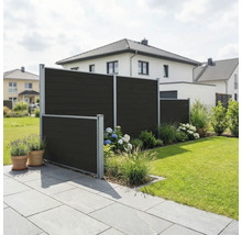 Brise-vue moderne composé de panneaux en WPC foncé avec des poteaux en aluminium dans un jardin avec terrasse et pelouse.
