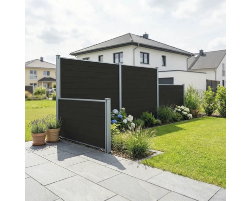 Brise-vue moderne composé de panneaux en WPC foncé avec des poteaux en aluminium dans un jardin avec terrasse et pelouse.
