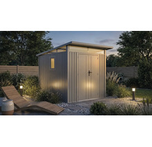 Modernes Metall-Gartenhaus mit Pultdach und Doppeltür in einem beleuchteten Garten mit Holzliege.