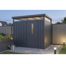Abri de jardin moderne en métal anthracite avec toit plat et bandeau lumineux dans un jardin éclairé.
