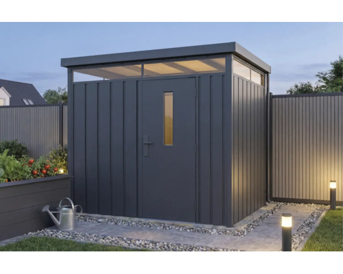 Abri de jardin moderne en métal anthracite avec toit plat et bandeau lumineux dans un jardin éclairé.
