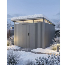 Abri de jardin moderne gris en métal avec toit monopente, fenêtres en bandeau et double porte dans un jardin enneigé.