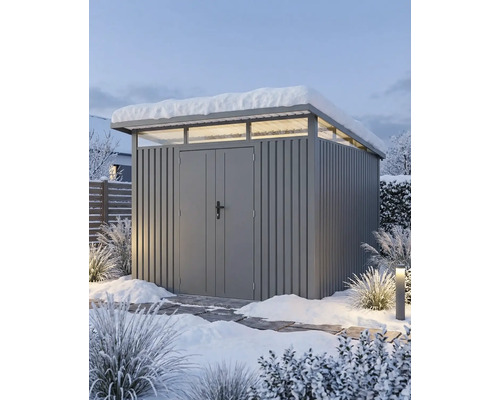 Abri de jardin moderne gris en métal avec toit monopente, fenêtres en bandeau et double porte dans un jardin enneigé.
