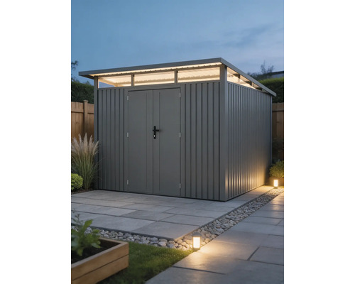 Abri de jardin moderne en métal avec toit en appentis, impostes et double porte sur une surface pavée dans un jardin bien éclairé.