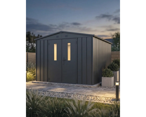 Abri de jardin moderne en métal anthracite avec double porte et deux fenêtres verticales dans un jardin paysager au crépuscule.