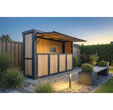 Moderne, organisierte Gartenbar aus Holz und Metall mit geöffneter Klappe in einem hell erleuchteten, gestalteten Außenbereich.