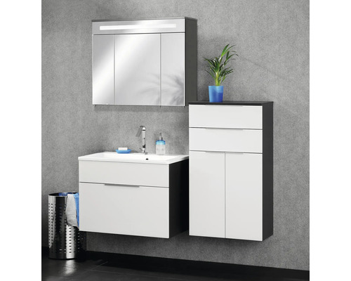 Modernes Badezimmermöbel-Set bestehend aus Waschbeckenunterschrank mit Waschtisch, Spiegelschrank mit Beleuchtung und einem Hochschrank.