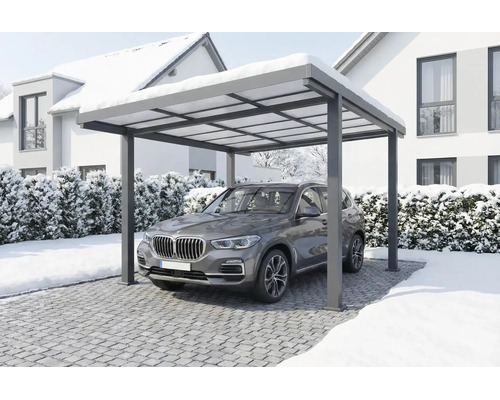 Carport moderne en aluminium avec un SUV en dessous dans un paysage d'hiver enneigé.