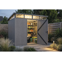 Modernes Gerätehaus aus Kunststoff in Holzoptik mit Pultdach, Oberlicht und offener Tür, organisiert mit Gartenwerkzeugen und Regalen.