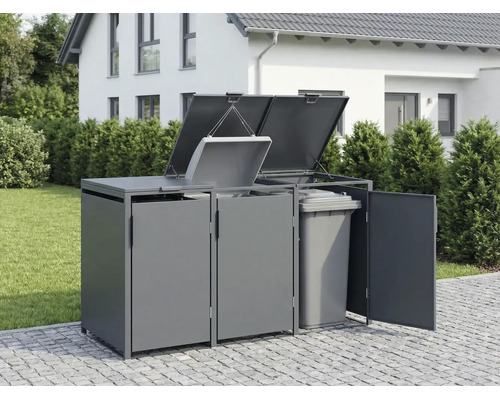 Dreifache Mülltonnenbox aus Metall im Aussenbereich mit geöffneten Deckeln und einer Fronttür, die eine Mülltonne im Inneren zeigt.