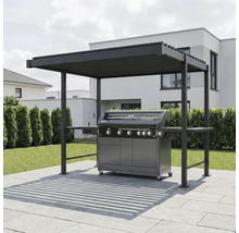 Grand barbecue à gaz sous une pergola moderne en métal sur une terrasse pavée lumineuse dans un jardin.