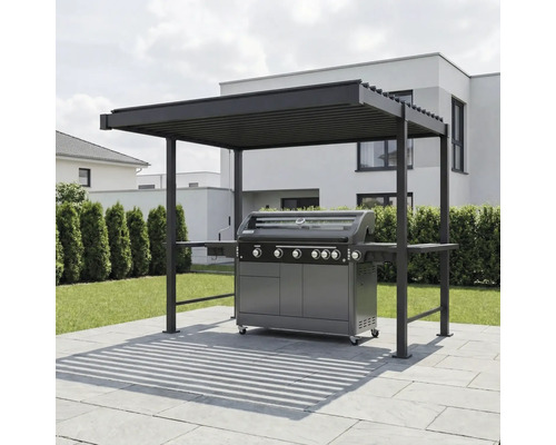 Grand barbecue à gaz sous une pergola moderne en métal sur une terrasse pavée lumineuse dans un jardin.