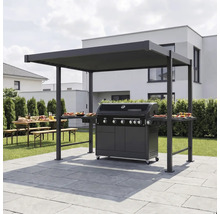 Barbecue à gaz sous un pavillon en métal sur une terrasse pavée dans le jardin avec des maisons modernes en arrière-plan.