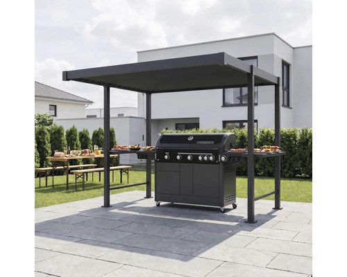 Barbecue à gaz sous un pavillon en métal sur une terrasse pavée dans le jardin avec des maisons modernes en arrière-plan.