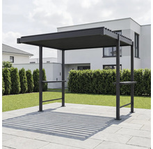 Pergola moderne en métal foncé avec toit à lames sur une terrasse dallée dans un jardin devant une haie et une maison.