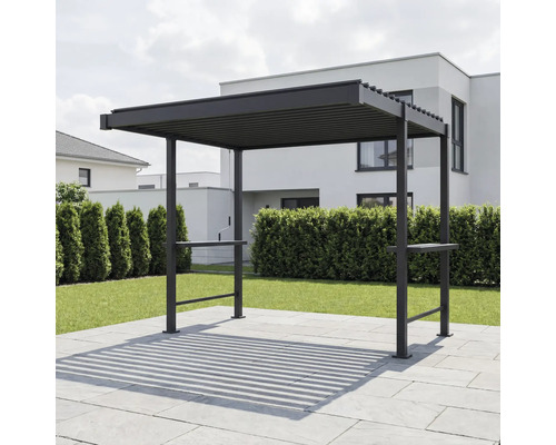 Pergola moderne en métal foncé avec toit à lames sur une terrasse dallée dans un jardin devant une haie et une maison.