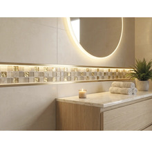 Salle de bains lumineuse avec de grands carreaux muraux, une bande de mosaïque en verre et or avec éclairage LED, un miroir rond éclairé et un meuble sous vasque en bois.