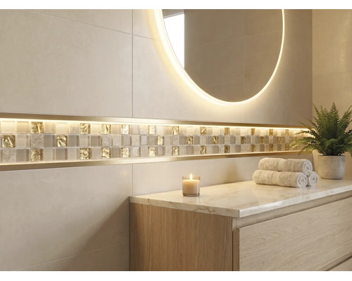 Salle de bains lumineuse avec de grands carreaux muraux, une bande de mosaïque en verre et or avec éclairage LED, un miroir rond éclairé et un meuble sous vasque en bois.