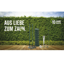 Maschendrahtzaun-Set mit Geflechtrolle, Pfosten, Spanndraht und Zubehör vor einer Hecke im Garten mit 10 Jahren Garantie.