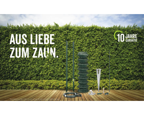 Maschendrahtzaun-Set mit Geflechtrolle, Pfosten, Spanndraht und Zubehör vor einer Hecke im Garten mit 10 Jahren Garantie.