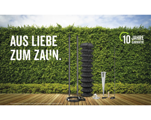 Set aus Maschendrahtzaun, Zaunpfosten, Spanndraht und Einschlagbodenhülsen für den Garten. Mit Hinweis auf 10 Jahre Garantie.