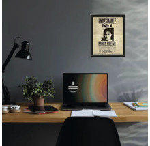 Poster Harry Potter Undesirable numéro 1 encadré sur un mur gris au-dessus d un bureau en bois organisé avec ordinateur portable et lampe.
