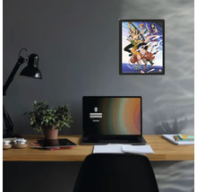 Poster One Piece encadré sur un mur au-dessus d'un bureau avec un ordinateur portable et une plante d'intérieur.