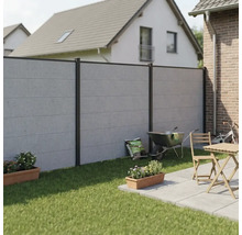 Clôture de jardin moderne en aspect béton avec poteaux en aluminium foncé, installée sur une pelouse à côté d'une terrasse.