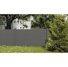 Clôture pare-vue grise moderne avec panneaux horizontaux et poteaux dans un jardin lumineux avec pelouse et arbres.