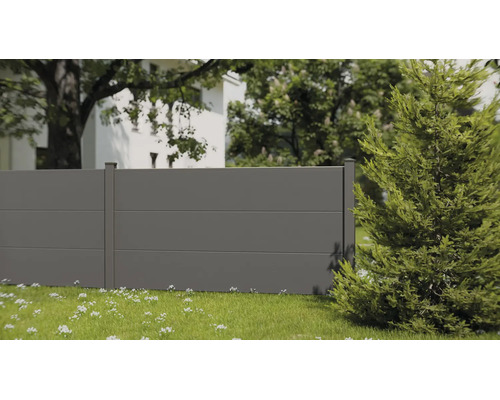Clôture pare-vue grise moderne avec panneaux horizontaux et poteaux dans un jardin lumineux avec pelouse et arbres.
