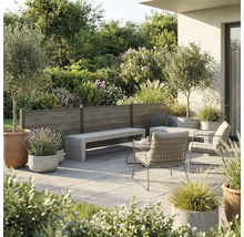 Aménagement de terrasse moderne avec clôture brise-vue en bois, banc en béton, chaises en métal et diverses plantes en pot.