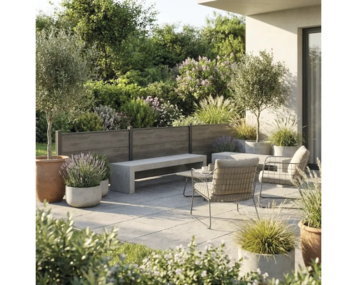 Aménagement de terrasse moderne avec clôture brise-vue en bois, banc en béton, chaises en métal et diverses plantes en pot.