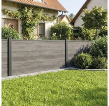 Clôture de jardin moderne de couleur anthracite avec structure en bois dans un jardin avec pelouse.