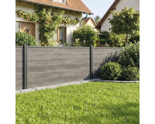Clôture de jardin moderne de couleur anthracite avec structure en bois dans un jardin avec pelouse.