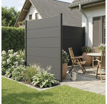 Brise-vue moderne avec panneaux horizontaux gris anthracite sur une terrasse pavée avec mobilier de jardin en bois et plantes.