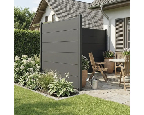 Brise-vue moderne avec panneaux horizontaux gris anthracite sur une terrasse pavée avec mobilier de jardin en bois et plantes.
