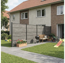 Clôture de jardin moderne aspect bois avec lattes horizontales dans un jardin clair et ordonné avec terrasse, banc et barbecue.