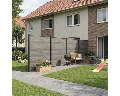 Clôture de jardin moderne aspect bois avec lattes horizontales dans un jardin clair et ordonné avec terrasse, banc et barbecue.