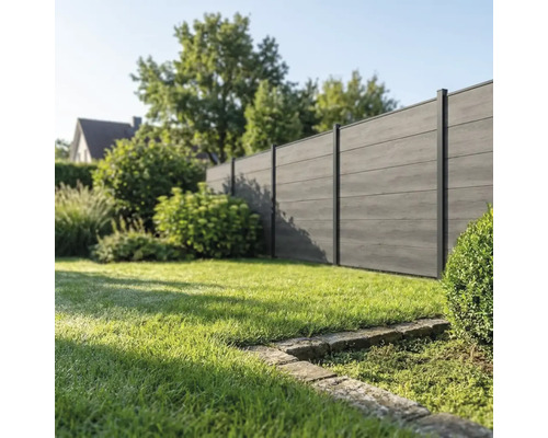 Clôture brise-vue moderne en bois composite avec poteaux noirs dans un jardin bien entretenu avec pelouse.