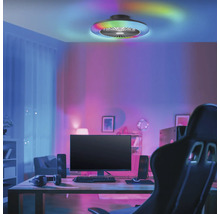 Deckenventilator mit bunter LED-Beleuchtung in einem modern eingerichteten Gaming-Zimmer mit stimmungsvollem Licht.