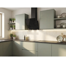 Cuisine moderne vert olive avec hotte aspirante noire, carrelage vertical clair et plan de travail foncé.