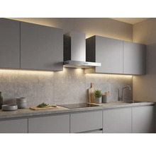 Moderne graue Küche mit Hängeschränken, Unterschränken, Dunstabzugshaube, Kochfeld, Spüle und integrierter LED-Beleuchtung.