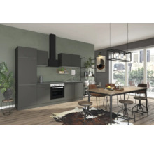 Cuisine intégrée moderne en anthracite avec appareils électroménagers, table à manger en bois, tabourets industriels et grande fenêtre.