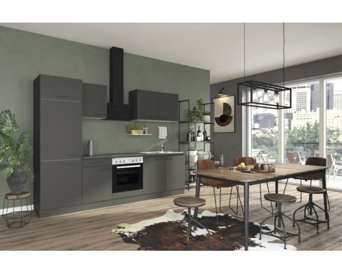 Cuisine intégrée moderne en anthracite avec appareils électroménagers, table à manger en bois, tabourets industriels et grande fenêtre.
