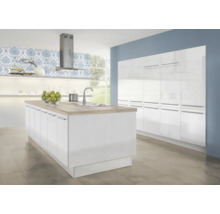 Cuisine moderne blanc brillant avec îlot central, plan de travail clair aspect bois et armoires avec poignées argentées.