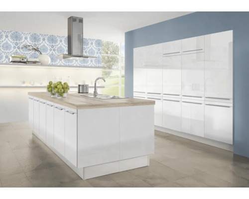 Cuisine moderne blanc brillant avec îlot central, plan de travail clair aspect bois et armoires avec poignées argentées.