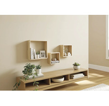 Drei quadratische Wandregale aus hellem Holz in einem hellen, organisierten Raum über einem passenden Sideboard.