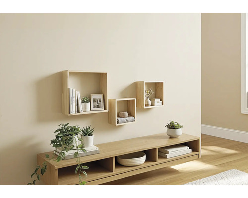 Drei quadratische Wandregale aus hellem Holz in einem hellen, organisierten Raum über einem passenden Sideboard.