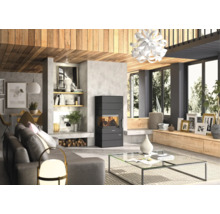 Modernes, helles Wohnzimmer mit schwarzem Kaminofen, Holzdecke, grossen Fenstern, grauem Sofa und Glastisch.